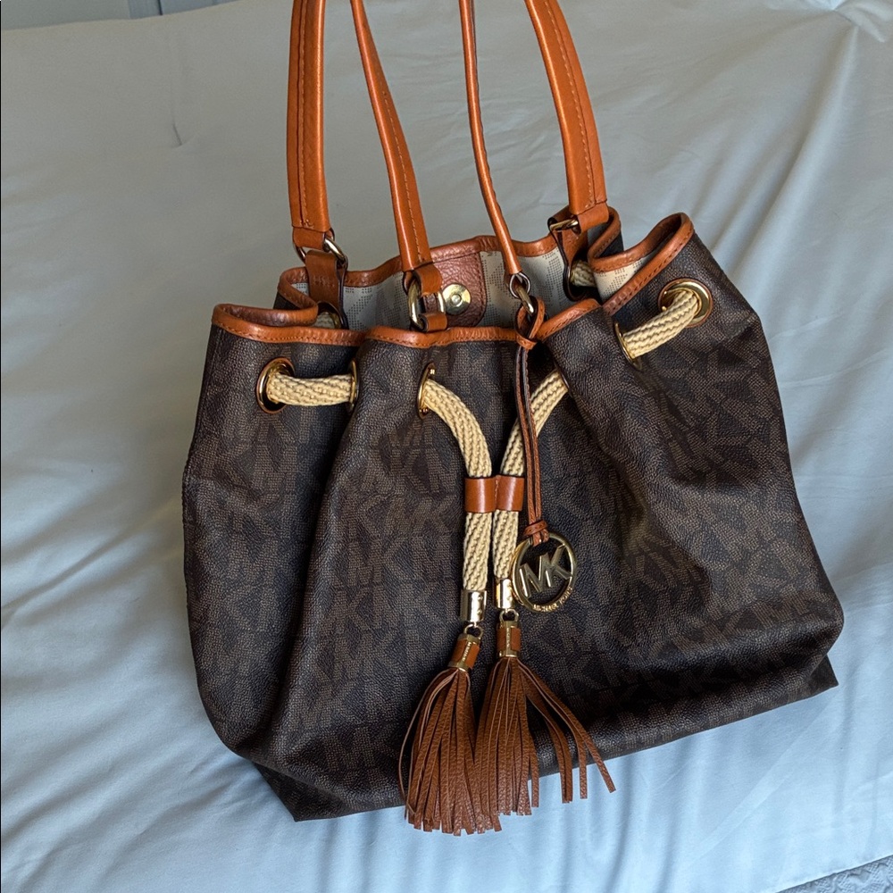 MICHAEL Michael Kors Marina drawstring bucket shoulder bag (PERFECT CONDITION!)